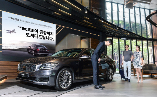기아자동차는 여행객을 대상으로 공항 리무진 서비스를 제공하는 'THE K9 리무진 시승 행사'를 진행한다고 26일 밝혔다. 더 K9 공항 리무진 서비스를 담당하는 전문 도슨트와 여행객들의 모습. <기아자동차 제공>